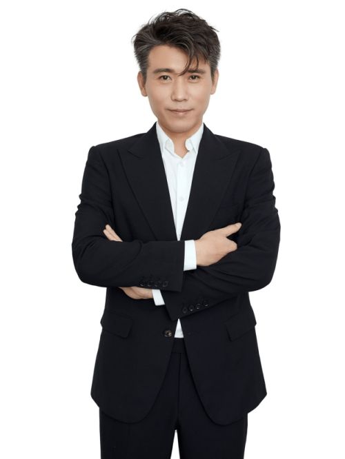 李乃文，1974年10月18日出生于宁夏回族自治区，籍贯天津，中国内地男演员，毕业于中央戏剧学院。
1998年，开始从事话剧演出，先后出演了《恋爱的犀牛》《生活秀》等多部话剧作品。2003年，主演情景喜剧《好市多多》。2004年，主演都市情感剧《动什么别动感情》。2006年，主演都市励志电影《围剿》。2007年，主演战争电影《集结号》。2009年主演剧情电影《重来》。2010年主演剧情电影《我是植物人》。2011年，主演年代情感剧《钢的琴》。2012年，主演都市情感喜剧《玫瑰炒肉丝》。2018年，主演都市情感剧《恋爱先生》、年代情感剧《爱情的边疆》。2020年，主演古装剧《大秦赋》。2022年主演年代谍战剧《信仰》、家庭悬疑剧《回来的女儿》。2023年，获得中央广播电视总台第1届中国电视剧年度盛典年度男演员奖；同年主演的警匪犯罪电影《坚如磐石》上映。